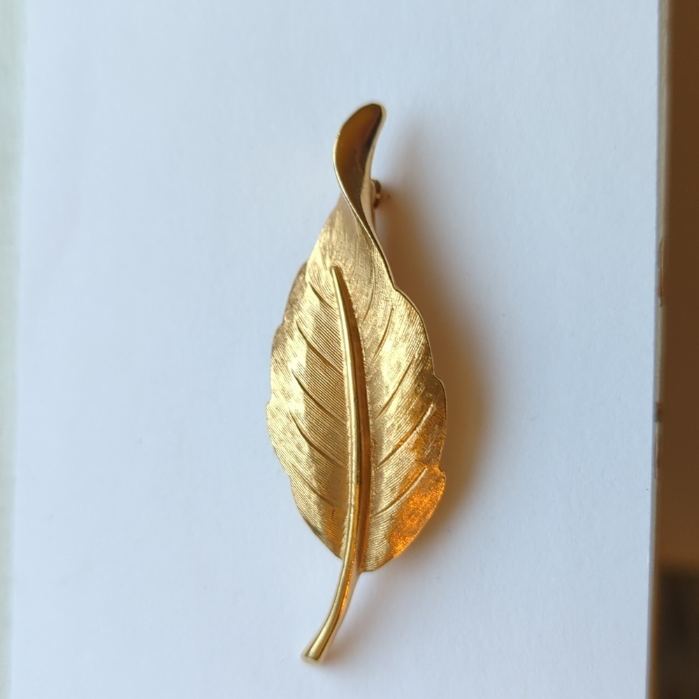 Vintage Brooch Pin Avon Gold tone Feather Leaf  tree autumn signed 2.5" Classic